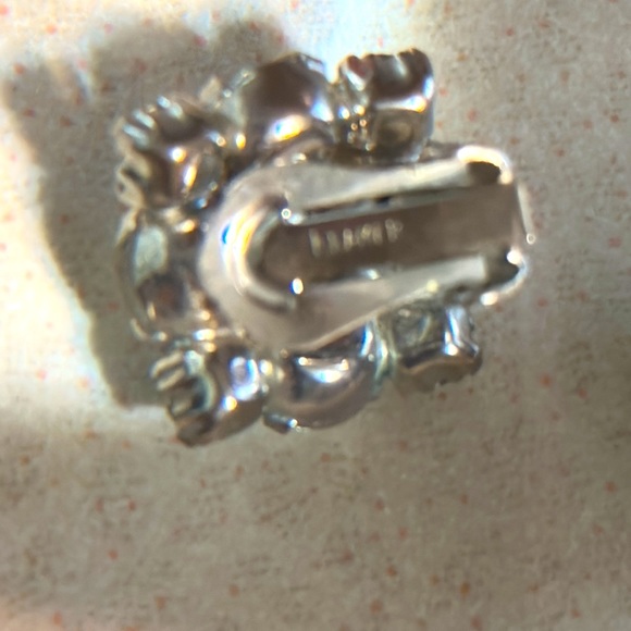 Vintage Kramer silver tone clip on Rhinestone earring (621) - Picture 3 of 4